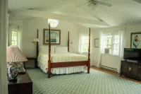 Classic Edgartown Colonial in Lovely Quiet Neighborhood