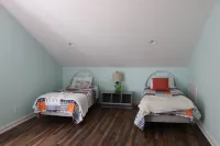 Walk to the beach!  Great modern home with spring and early summer availability!