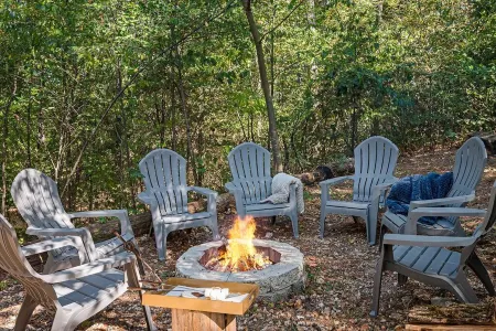 New Luxury Cabin w/ King Beds, Game Room and Fire Pit Отели в г. Юрика Спрингс