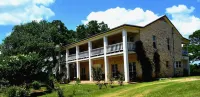 Close to COTA, Large POOL, Fun Relaxing Getaways. EXCLUSIVE use of the property. Hotels near Rockne Museum