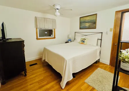 EZ Walk 2 Beach & Eats 2 Off Bay Badges Bikes Firepit Game Room Towels & Linens!