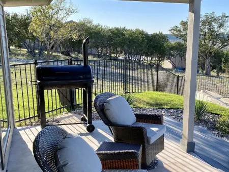 Upscale, Magnificent Views,  Dog Friendly. Owner Friendly!