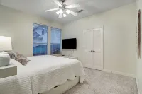 Luxury vacation Kemah, TX condo. Bars and restaurants within walking distance.