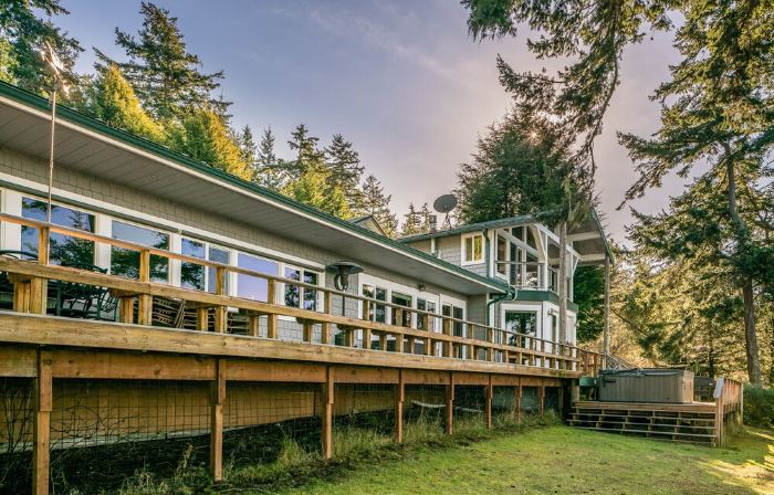 Amenity-Packed Waterfront Island Retreat