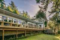 Amenity-Packed Waterfront Island Retreat