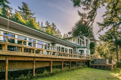 Amenity-Packed Waterfront Island Retreat Otis Perkins Day Park附近的飯店