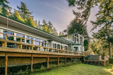 Amenity-Packed Waterfront Island Retreat Отели рядом с достопримечательностью «Парк Отис Перкинс Дей»