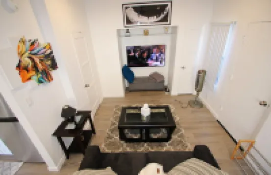 L@@K 2 minute walk to the BEACH and the party street called 2nd Street!