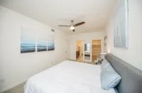 3K ~Spacious Cozy 2 Bedroom Condo in a Lifestyle Center. Hotels near Katy Asian Town