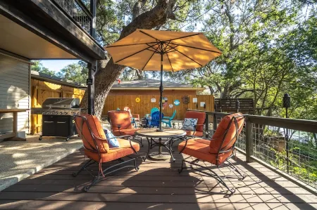 Waterhouse- 4 Bed, 3 bath, SUP, Kayak,  Ping pong, Decks galore