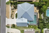 Island’s Best! 5 min walk to Beach, JW Marriott, Heated Pool, Free Bikes, Pet OK