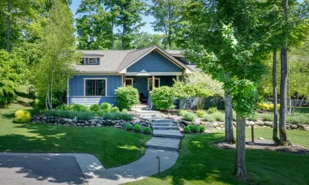 Private 4 Bedroom-8 Bed Cottage Near Ski Resorts! Stay at True North Golf Club