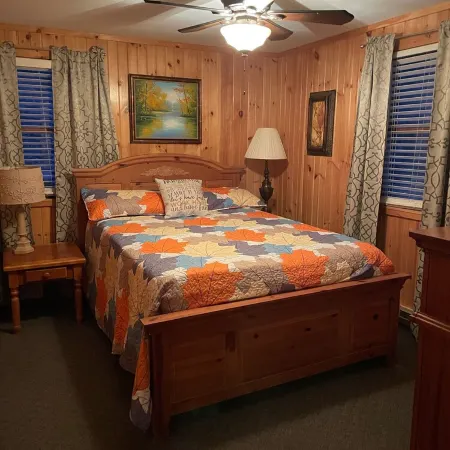 Gorgeous Ski Chalet with Game Room & Hot Tub on Okemo Mt. under 1 mile to base!