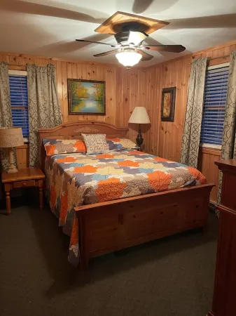 Gorgeous Ski Chalet with Game Room & Hot Tub on Okemo Mt. under 1 mile to base!