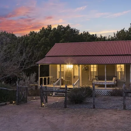 Magnolia Farmhouse at Lost Creek/Hot Tub🍷/Close to Downtown!