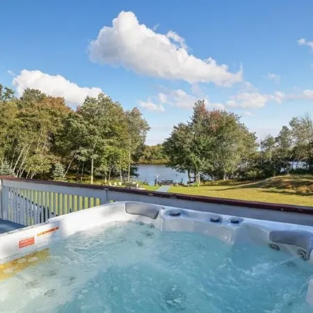 Stunning Lakefront, 1 King, 3 Queens, 3 Double Beds