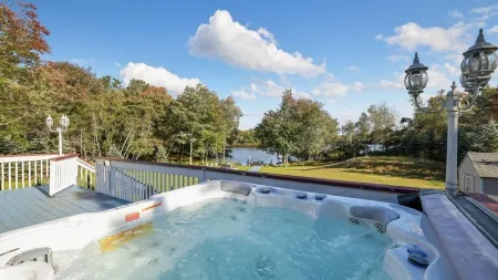 Stunning Lakefront, 1 King, 3 Queens, 3 Double Beds