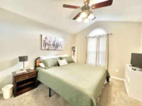 Cali king beds. Best of Nicholasville! Koi pond relaxing backyard. 3 bed 2 bath 尼古拉斯維爾酒店