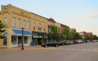 Walking distance to downtown Elk Rapids, Elk Lake and dining