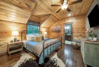 Great family cabin! Huge deck! Creek! Mini cabin! Lots of amenities!