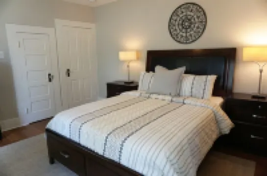 Historic Bungalow! 2bed, 2bath, 2den, Downtown Humble, IAH 8min!