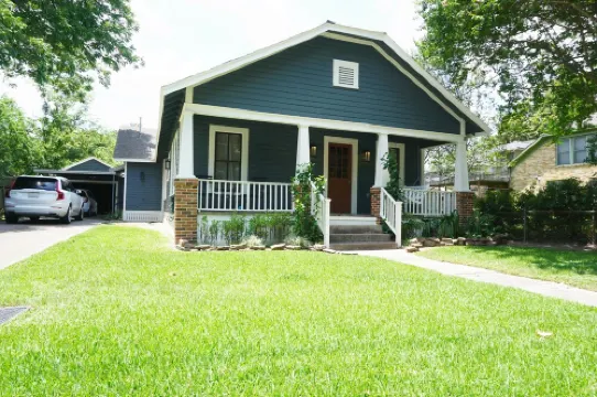 Historic Bungalow! 2bed, 2bath, 2den, Downtown Humble, IAH 8min!