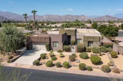 The Palms - Fire Pit, Ping Pong, Pool & Spa, Walk to Festivals!