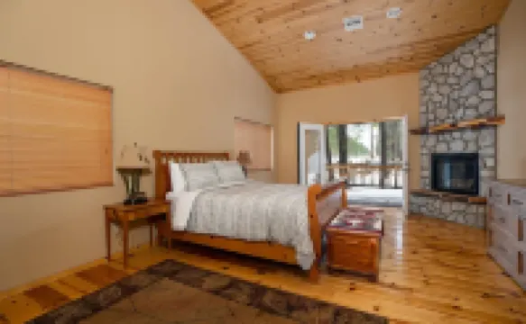 CUSTOM BUILT HOME IN THE HEART OF PINETOP- FENCED-PETS WELCOME