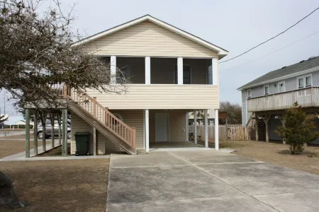 Close to Everything & Only 5 Minute Walk to the Beach