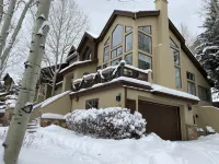 Luxury Home, magnificent Views!Private Jacuzzi, Walk or Free shuttle to ski!