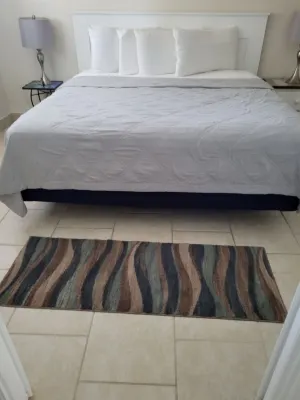 Beach Side 1-bdrm, AC, Wifi, kitchenette, balcony, direct ocean view. Connie's Bookshelf附近的飯店