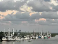 Walk to Waterfront Dining, Shops, Wine Bar. 2 Miles from I-95. No Pet Fee!