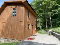 Deer Lick Cabin Lake Front Cabin That Sleeps 6.  Minutes from Bristol Hotels in Piney Flats