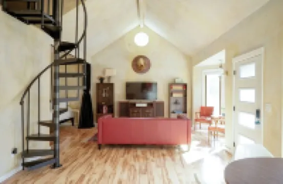 Style on the Square 2-bedroom bungalow with WiFi, AC in Petersburg Hotels in Menard County