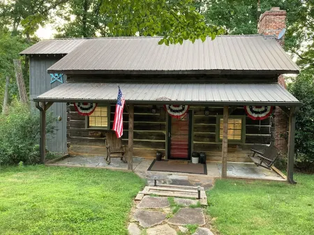Lake Hartwell Cabin w/ covered dock, sunroom, firepit, deck, sleep 12
