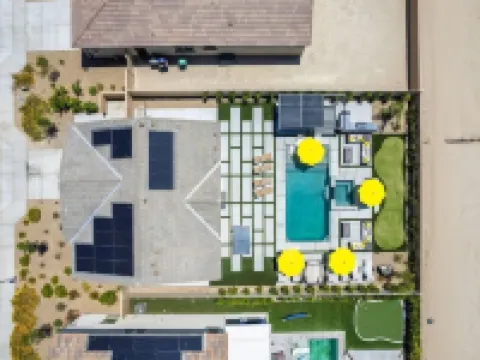 green door · Lux Resort Gem ~ Backyard Pool/Spa ~ Near Festival コーチェラのホテル