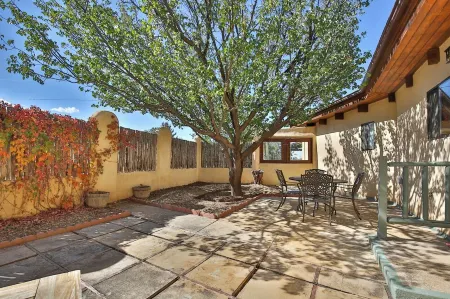 Taos Pine Home - A/C - HotTub - Entire House - Private Courtyard