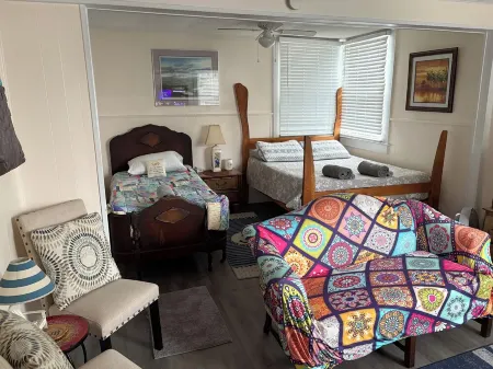 Upstairs Retreat with Private Stairs. Pet Friendly. 23ft Boat Parking.
