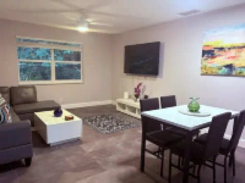 Chic newly remodeled  2bd 2bath apartment with AC, WiFi in vibrant Delray Beach