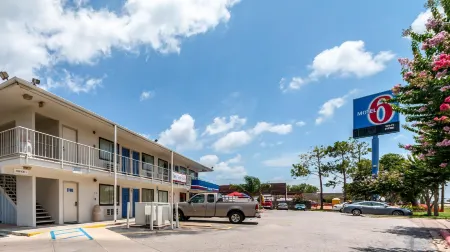 Motel 6 Victoria, TX Отели рядом с достопримечательностью «Риверсайд Стадиум»