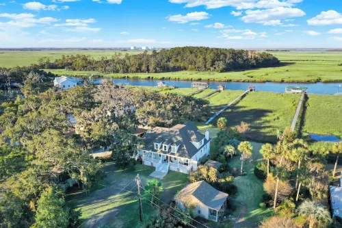 Stunning 4-bedroom water front home on Whitemarsh Island