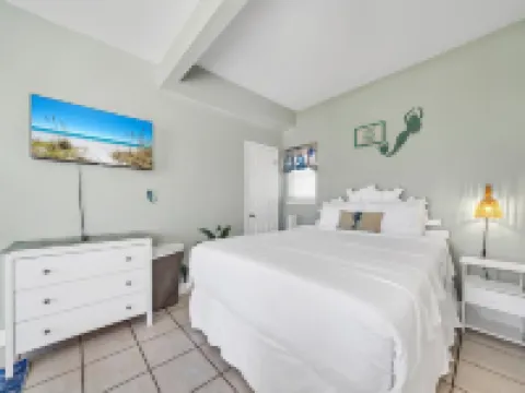 Beachside Breeze Cottage~Location! Crystal Beach, Destin~Steps to Beach & Pool