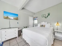 Beachside Breeze Cottage~Location! Crystal Beach, Destin~Steps to Beach & Pool