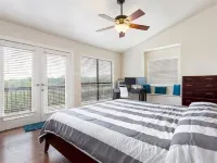 Waterfront Lake Travis Home in Point Venture, Sleeps  up to 12, Big Outdoor Deck Các khách sạn ở Point Venture