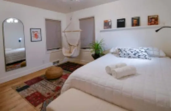 Cozy and Artistic Space with a library and a Floating Net