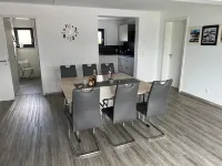 15 Minuten vom Freizeitpark und Seen Entfernt. Ferienwohnung in Ruhiger Lage