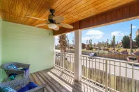 Stunning Beachside Townhouse with Pool, 2 Car Garage and Lagoon Access