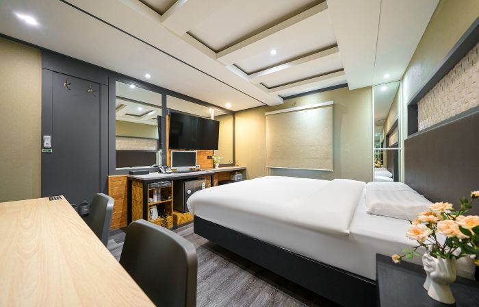 27 Hotel