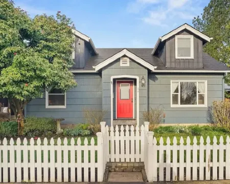 Delightful Downtown Retreat in the Willamette Wine Country Hotels in Newberg