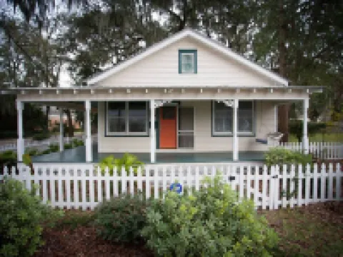 Charming bungalow with wraparound porch in Thunderbolt Hotels in Thunderbolt